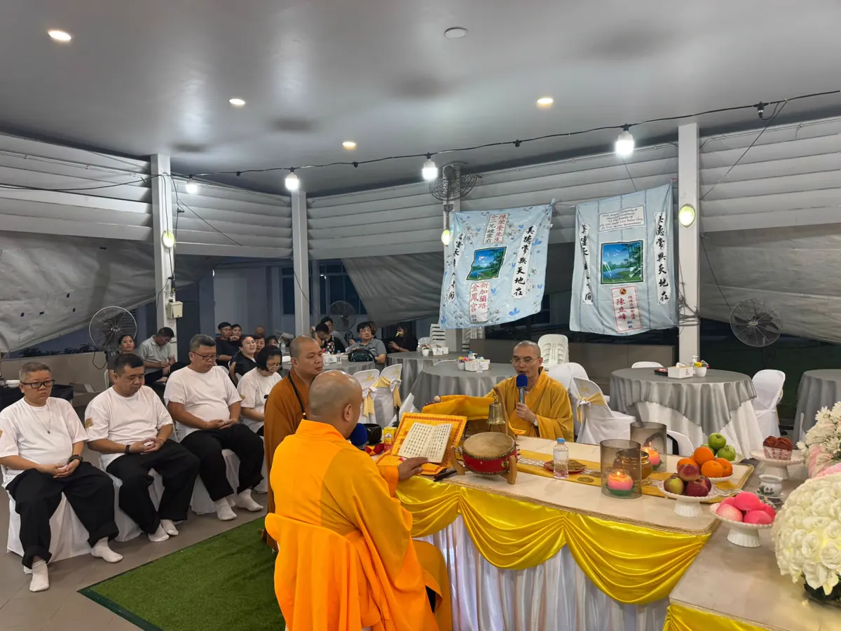 A monk leading chanting at a Buddhist wake arranged by Endearing Funeral Services