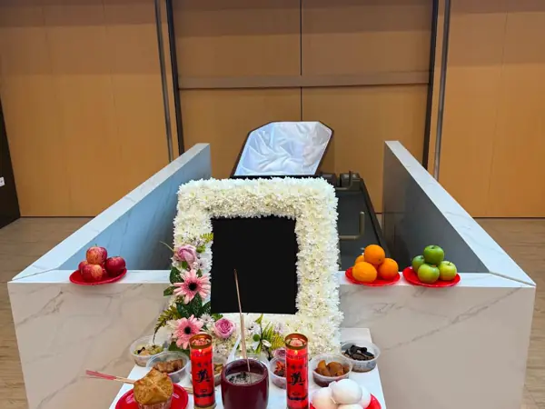Funeral backdrop with floral pillars in Singapore