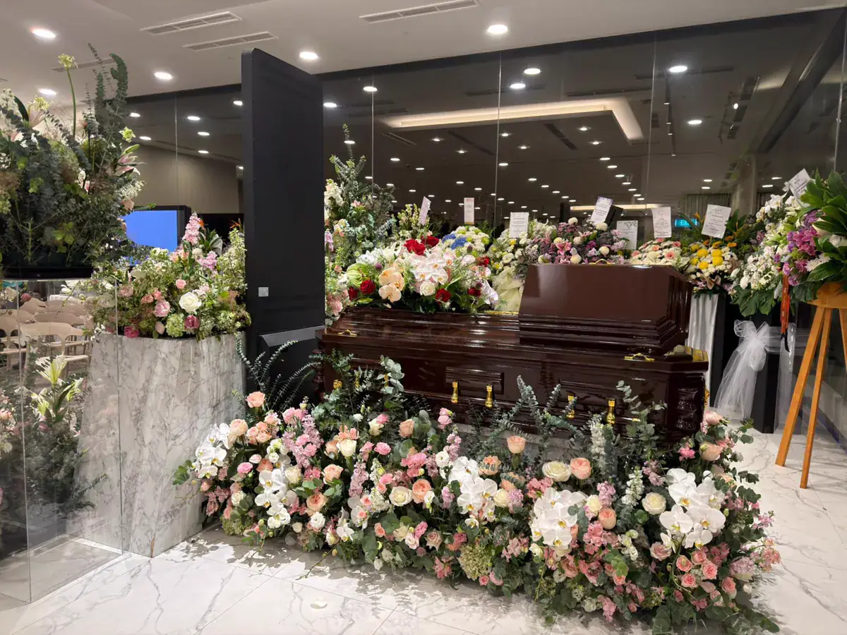 Freethinker funeral with floral tributes and no religious symbols