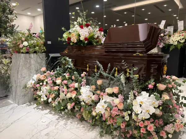 Casket surrounded by flowers at a freethinker funeral