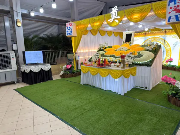 Taoist funeral backdrop with floral pillars in Singapore